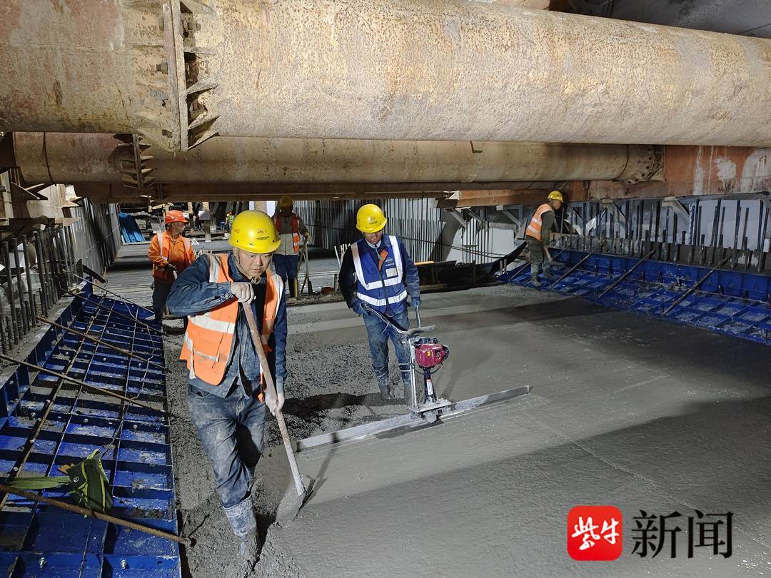 南京江北地开云真人下空间二期工程H6匝道首块底板顺利浇筑(图3)