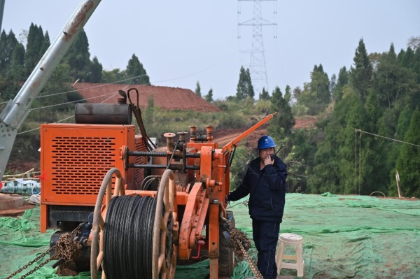 川渝特高压交流工程(重庆段)进入全面架线施工阶段(图1)