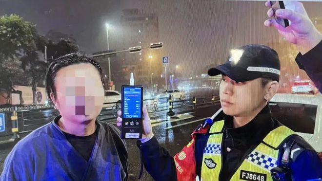 撞绿化带又撞车! 海口一司机醉驾肇事后离开 热心群众出手了……(图4)