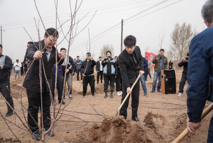 辛巴辛有志出席科尔沁沙地歼灭战大会 认领1000亩沙地绿化助力“三北”工程(图2)