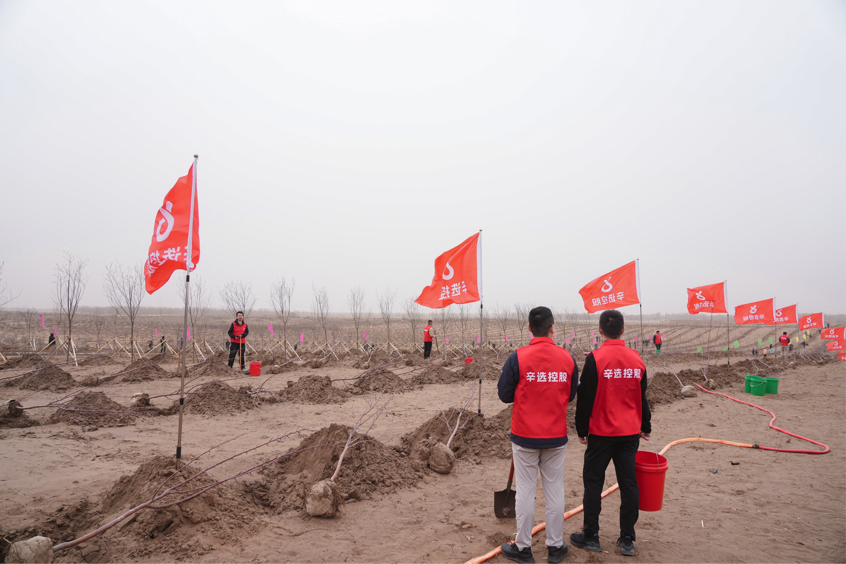 辛巴辛有志出席科尔沁沙地歼灭战大会 认领1000亩沙地绿化助力“三北”工程(图3)