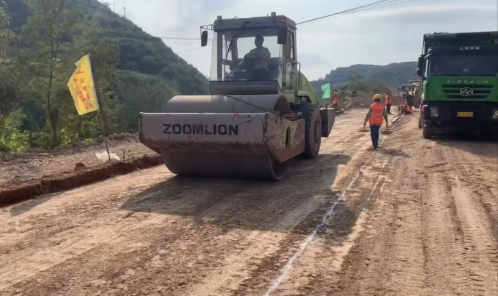 山西路桥二公司沁源县交通建设一期工程施工项目部友仁-管家沟段路面水稳基层施工顺利完成(图1)